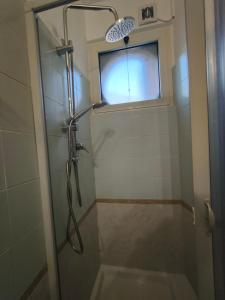 y baño con ducha y ventana. en Casa Carlo apartment with parking near the center en Bari
