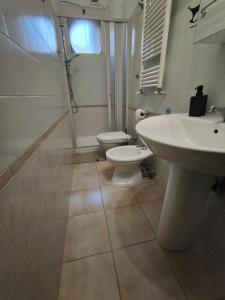 La salle de bains est pourvue d'un lavabo et de toilettes. dans l'établissement Casa Carlo apartment with parking near the center, à Bari