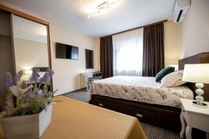 a hotel room with a bed and a mirror at Apartmani Tome in Zadar