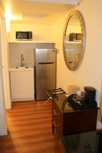 cocina con nevera de acero inoxidable y espejo en Willcox Extended Residence Inn and Suites, en Willcox