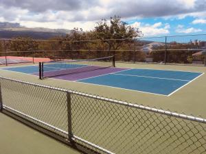 una pista de tenis con una red encima en Beautiful 1BR Condo in the Kihei Ali'i Kai, South Kihei, Wifi and Parking, en Kihei