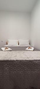 - un lit fermé avec 2 oreillers dans l'établissement Habtiar Guest House, à Braga