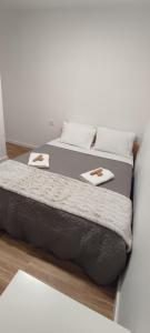 - un lit avec 2 serviettes dans l'établissement Habtiar Guest House, à Braga