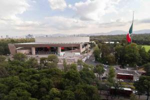 an aerial view of a building with a bus at Alojamiento de lujo con la mejor vista de Polanco in Mexico City