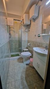 uma casa de banho com um chuveiro, um WC e um lavatório. em Bari Vecchia Dimora em Bari