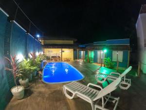 una piscina con dos tumbonas y una piscina en Wind Village Chalés, en São Miguel do Gostoso 48 fotos más