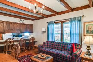 een woonkamer met een bank en een keuken bij Downtown Paintsville Vacation Rental! in Paintsville