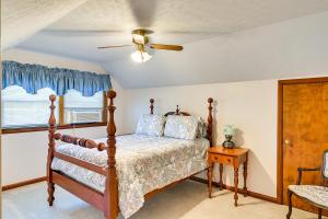 1 dormitorio con 1 cama y ventilador de techo en Downtown Paintsville Vacation Rental!, en Paintsville