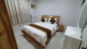 um quarto com uma cama num quarto em نماء للشقق الفندقية em Abha