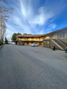 un coche aparcado frente a un edificio en Wessex Inn By The Sea en Cowichan Bay