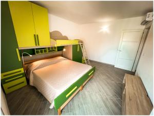 A bed or beds in a room at Casa Larentu