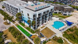 una vista aérea de un gran edificio con piscina en Chateau by the Sea en Cocoa Beach