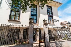 un edificio blanco con una valla delante en Kenamari Hotel Cusco, en Cusco