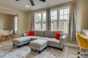 ein Wohnzimmer mit Sofa und Tisch in der Unterkunft Pet-Friendly Pensacola House Rental 3 Mi to Beach in Gulf Breeze