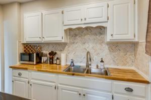 eine Küche mit weißen Schränken und einer Spüle in der Unterkunft Pet-Friendly Pensacola House Rental 3 Mi to Beach in Gulf Breeze