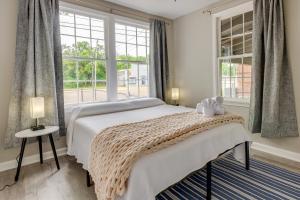 ein Schlafzimmer mit einem Bett und einem Fenster in der Unterkunft Pet-Friendly Pensacola House Rental 3 Mi to Beach in Gulf Breeze