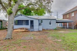 ein blaues Haus mit einem Baum im Hof in der Unterkunft Pet-Friendly Pensacola House Rental 3 Mi to Beach in Gulf Breeze