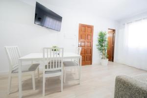 A television and/or entertainment centre at Alojamientos el Bajón