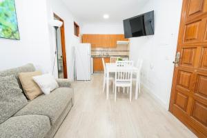 A kitchen or kitchenette at Alojamientos el Bajón