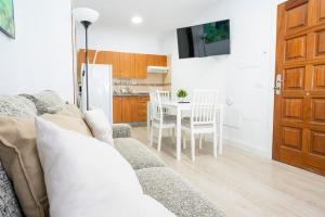 A kitchen or kitchenette at Alojamientos el Bajón