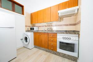 A kitchen or kitchenette at Alojamientos el Bajón