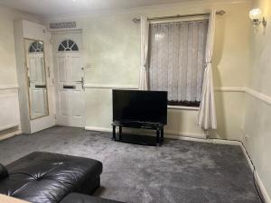 Televízia a/alebo spoločenská miestnosť v ubytovaní LONDON 1 BED COSY HOUSE