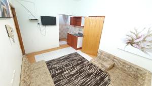 um quarto com uma sala de estar com televisão e uma sala com um tapete em نماء للشقق الفندقية em Abha