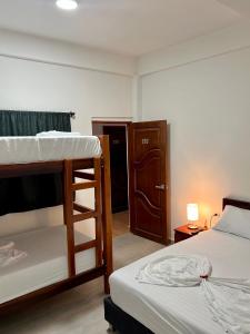 Giường tầng trong phòng chung tại Hostal Grand Park Palomino