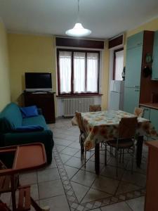 a living room with a table and a couch at Vista sul patrimonio dell'Unesco in Cortiglione +55 photos