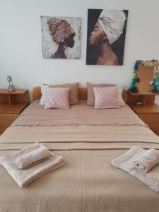 1 dormitorio con 1 cama con 2 toallas en Winter Queen, en Sarajevo
