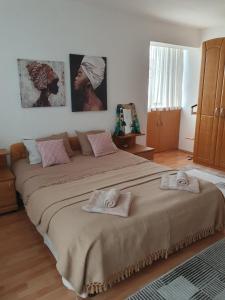 1 dormitorio con 1 cama grande y toallas. en Winter Queen, en Sarajevo