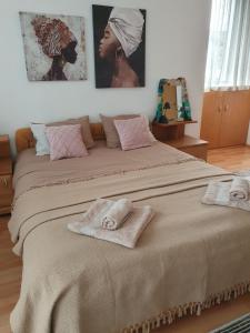 1 dormitorio con 1 cama grande y toallas. en Winter Queen, en Sarajevo