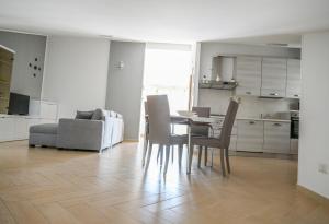 a kitchen and dining room with a table and chairs at Charlotte in Marconia