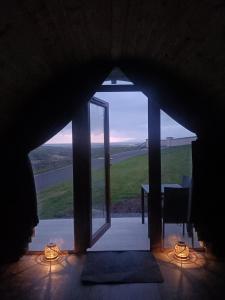 um quarto com vista para uma mesa e uma janela em Sea Crest Pods em Rossnowlagh