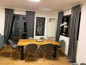 uma sala de jantar com uma mesa de madeira e cadeiras em Ferienwohnung Nalbach Wohnung 1 em Nalbach