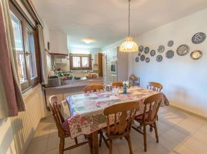 ein Esstisch mit Stühlen und eine Küche in der Unterkunft Casa Surya - unique country house near Granada in Nigüelas + 18 Fotos