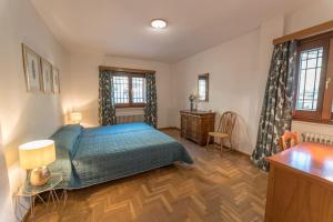 1 dormitorio con cama y escritorio. en Casa Surya - unique country house near Granada en Nigüelas