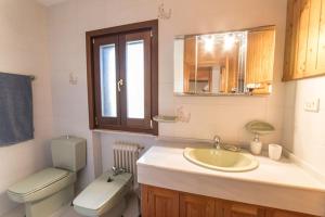 La salle de bains est pourvue d'un lavabo et de toilettes. dans l'établissement Casa Surya - unique country house near Granada, à Nigüelas