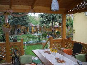 A restaurant or other place to eat at Sopron Eszter Apartman