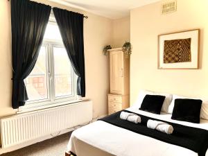 Postel nebo postele na pokoji v ubytování Aldgate Holiday Rooms
