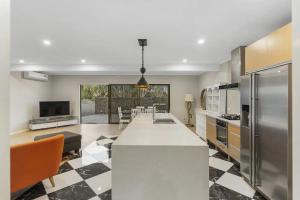 - une cuisine avec un grand comptoir blanc dans une pièce dans l'établissement franklin chapel, à Clarks Beach