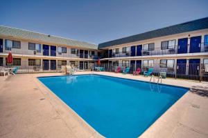 a swimming pool in front of a building at Motel 6-Douglas, AZ in Douglas