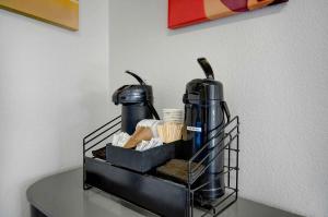una cesta de alambre negro con utensilios sobre una mesa en Motel 6-Douglas, AZ, en Douglas