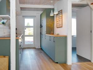 Kuchyňa alebo kuchynka v ubytovaní 10 person holiday home in Glesborg