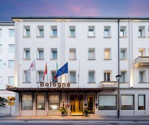 ein großes weißes Gebäude mit dem Hotel bolonian in der Unterkunft Best Western Plus Hotel Bologna in Mestre