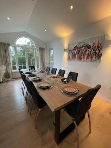 uma grande sala de jantar com uma mesa longa e cadeiras em 4-bedroom Villa with private gym and hot-tub em Reykjavík
