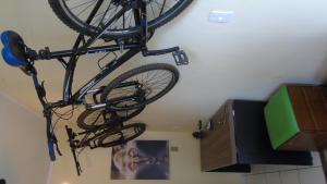 ein an der Zimmerdecke hängendes Fahrrad in der Unterkunft Studio 33 próximo ao Centro in Palmas