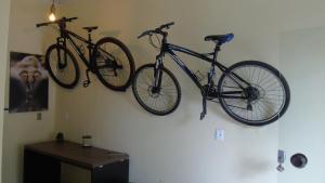 zwei Fahrräder hängen an einer Wand in einem Zimmer in der Unterkunft Studio 33 próximo ao Centro in Palmas