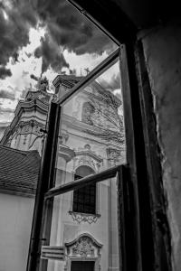 リトムニェジツェにあるPenzion U Borovičkůの窓越しに建物の景色を望む