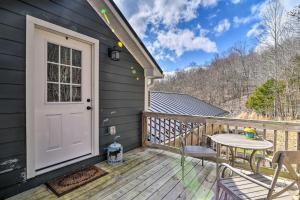 um deque de madeira com uma porta branca e uma mesa em Cozy Lewisburg Getaway with Deck and Lake Access! em Lewisburg